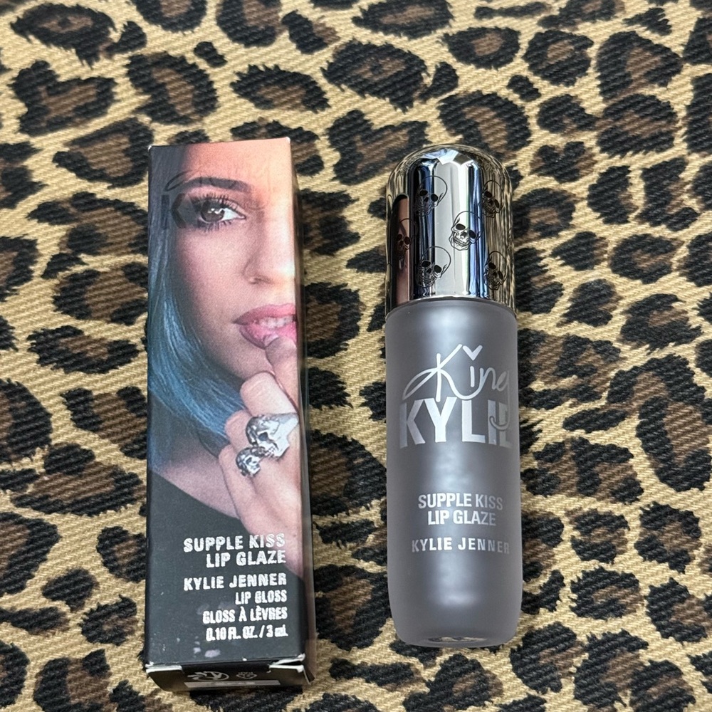 Kylie Cosmetics Supple Kiss Lip Glaze -she’s back